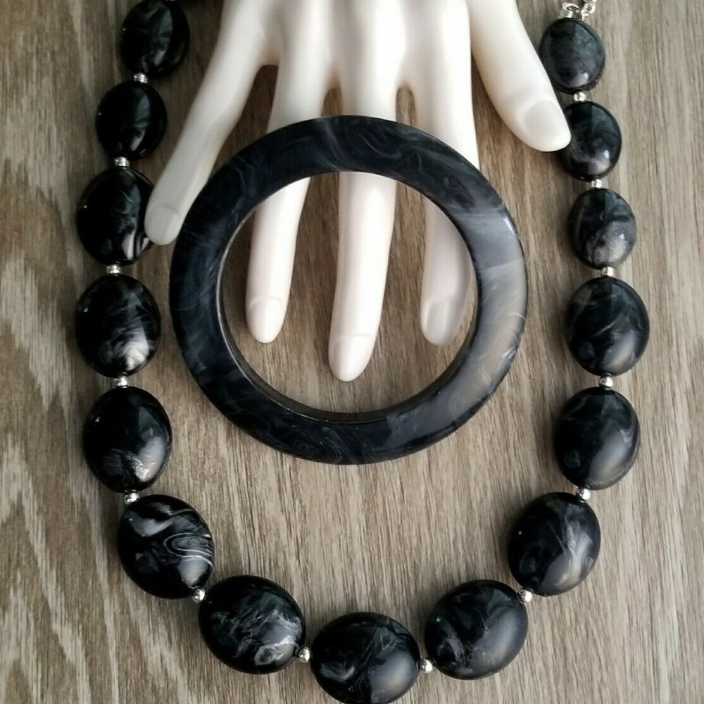 LUCITE MARBLED SAUCER BANGLE BRACELET & NECKLACE